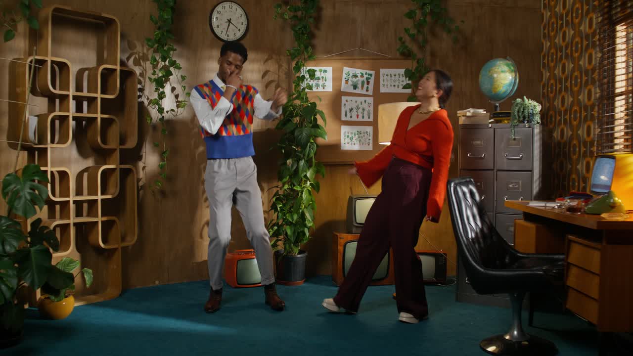 레트로 사무실에서 춤을 추는 커플