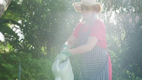 Glückliche-ältere-Kaukasische-Frau,-Die-Im-Garten-Arbeitet