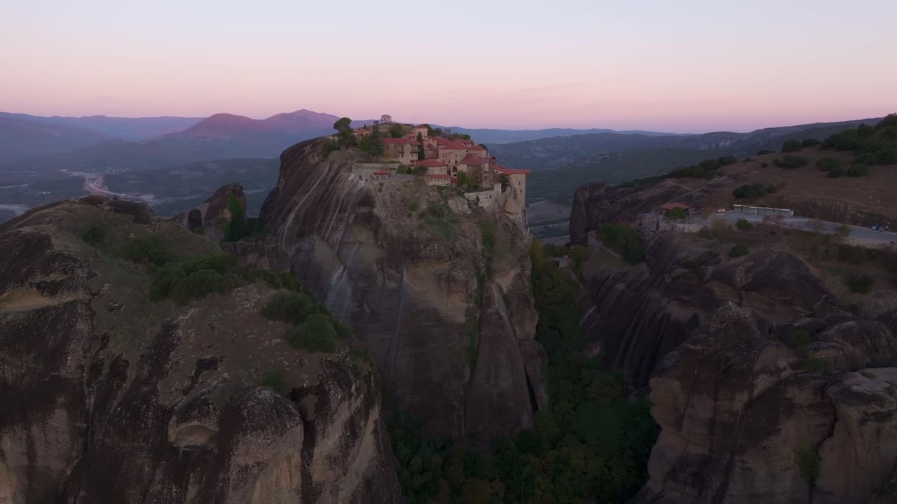 Os icónicos Mosteiros de Meteora da Grécia brilhando ao nascer do sol em vista aérea