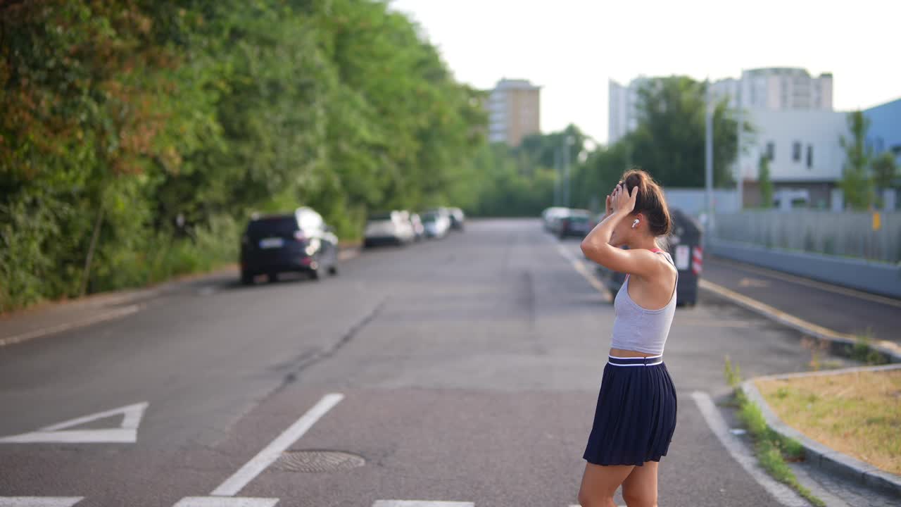 도시 에서 보행자 교차로 를 가로질러 고 있는 여자