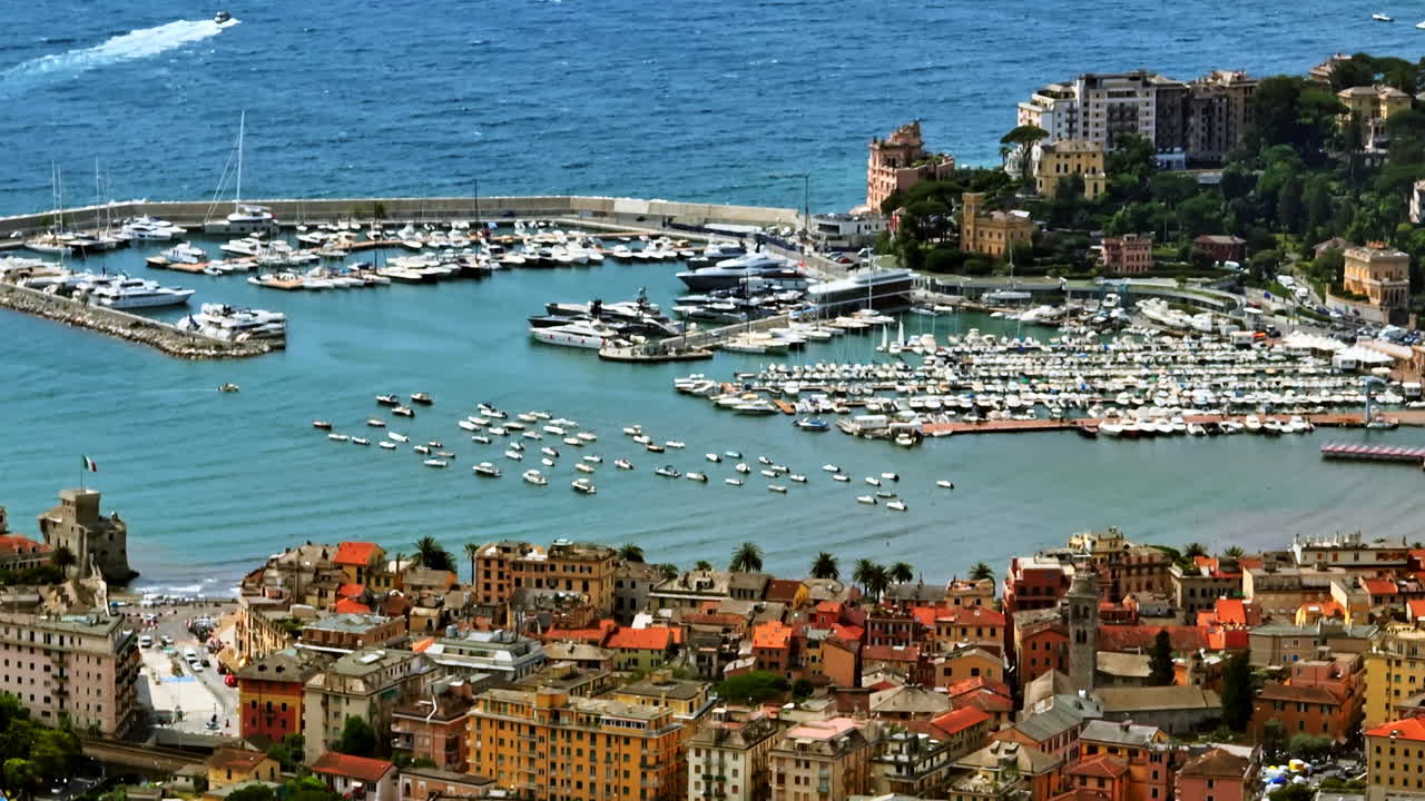Teleobiettivo del drone con vista sulla città e sul porto turistico di Rapallo e sulla Riviera italiana
