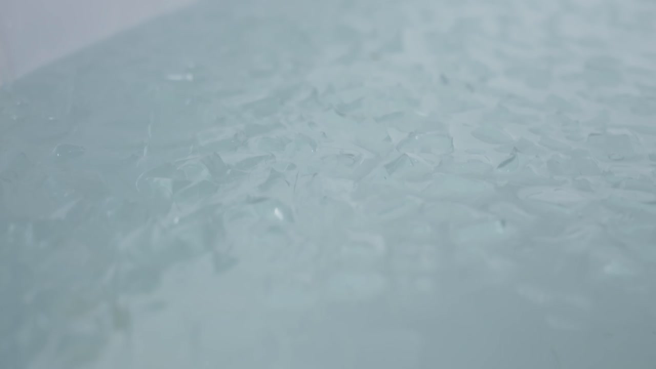 얼음 큐브로 가득 찬 목욕탕, 가까이 가