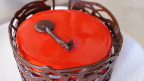 decorando un pastel de mousse de chocolate rojo