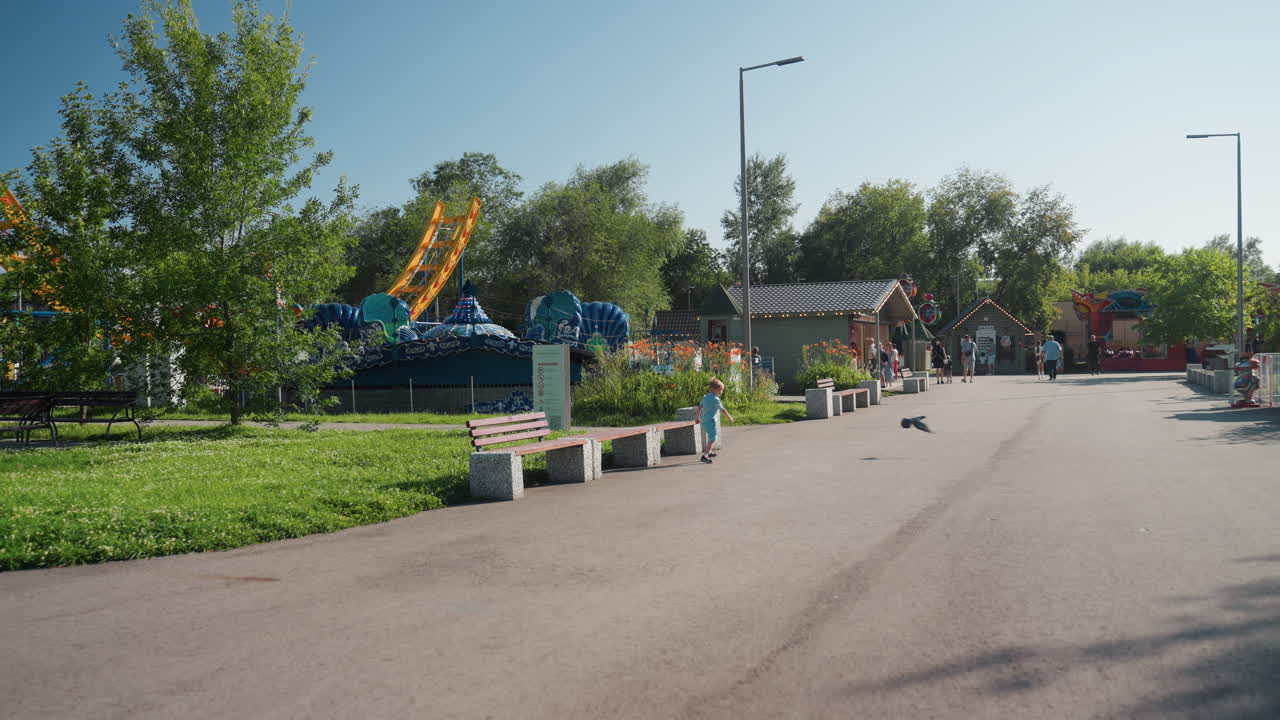 Niños caminando en parques tranquilos. Jóvenes explorando serenos parques urbanos durante el día. Niños pequeños descubriendo tranquilamente pintorescos parques urbanos en medio de entornos naturales durante el día.