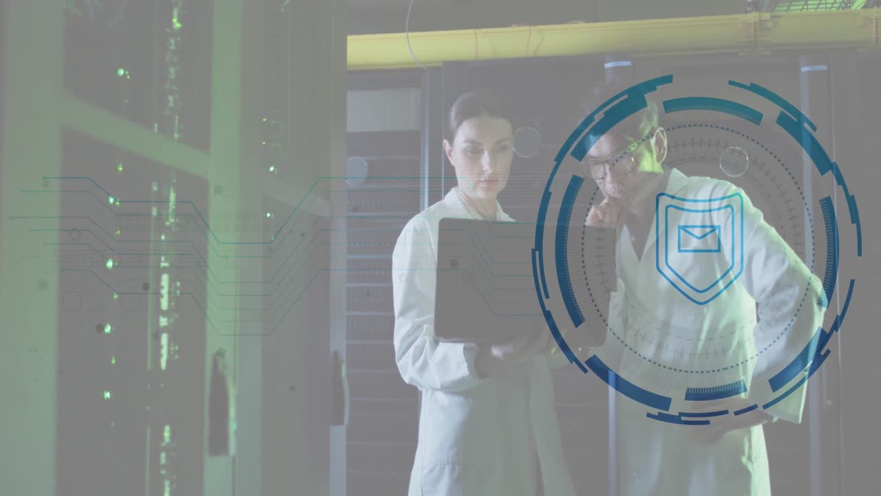 animación de candado, escudo sobre diversos ingenieros discutiendo en la computadora portátil en la sala del servidor