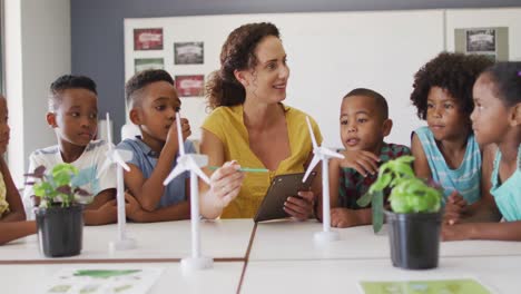 Video-Einer-Glücklichen-Kaukasischen-Lehrerin-Und-Einer-Klasse-Verschiedener-Schüler,-Die-Im-Klassenzimmer-Ökologie-Studieren