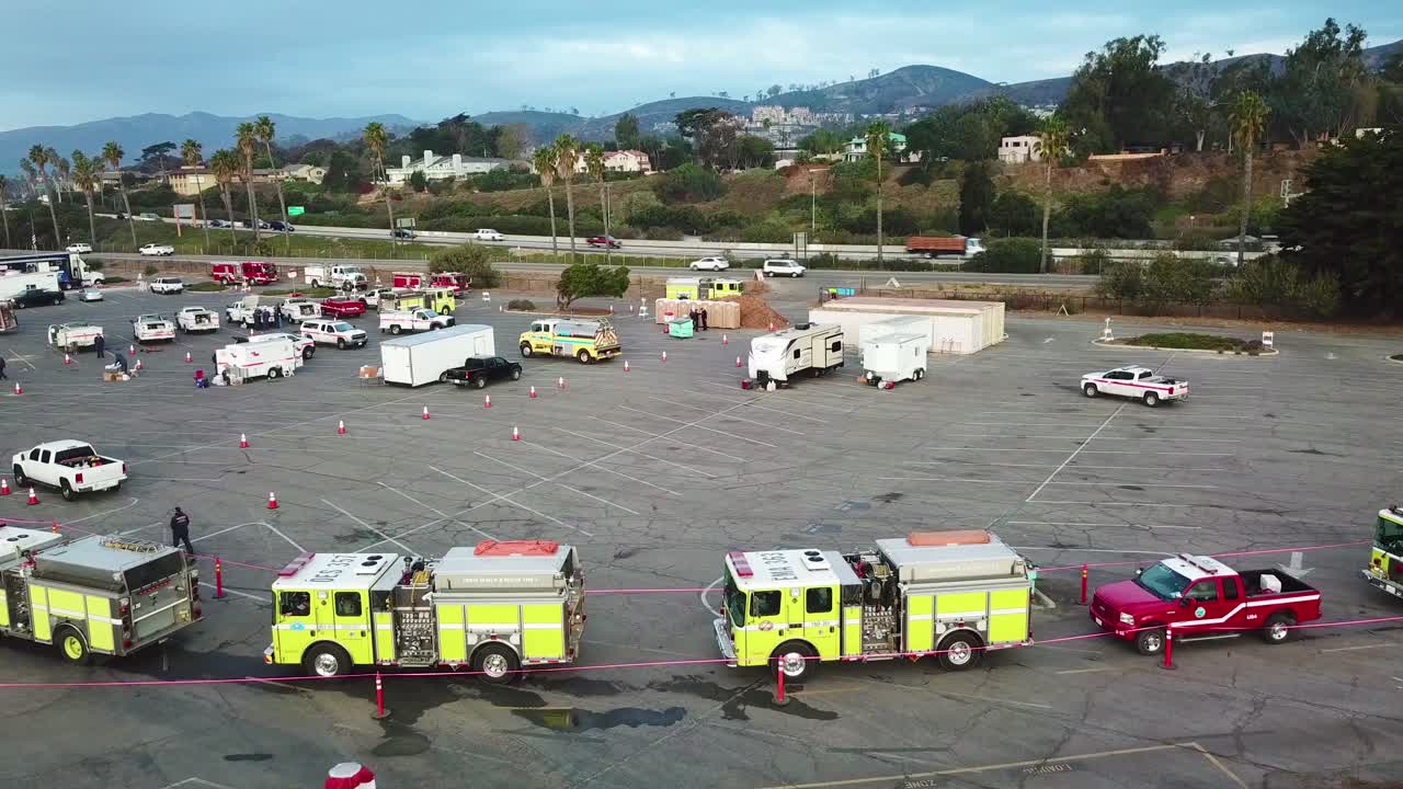 antena de bomberos en camiones de bomberos haciendo cola para el servicio en un área de preparación durante el incendio de thomas en ventura california en 2017 6