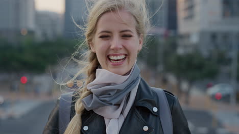 Retrato-Exitosa-Joven-Rubia-Turista-Riéndose-Disfrutando-De-Un-Estilo-De-Vida-De-Viaje-Independiente-En-La-Ciudad-Hermosa-Mujer-Viajera-Viento-Soplando-Cabello-Cámara-Lenta