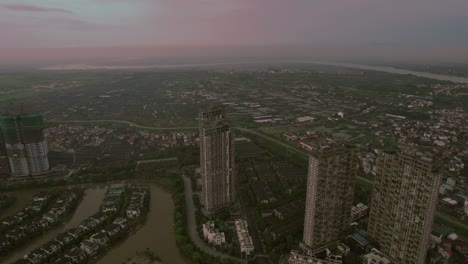 Sonnenuntergang-über-Hanoi-Mit-Hoch-Aufragenden-Wolkenkratzern-Und-Weitläufiger-Stadtlandschaft-Am-Fluss,-Vietnam