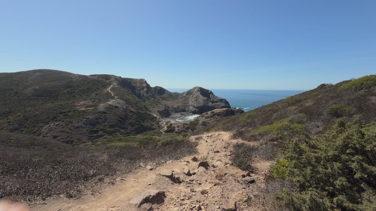 Sentiero sulla costa nel remoto Algarve, Portogallo: passeggiata costiera sul Sentiero dei Pescatori, paesaggi marini e spiagge silenziose, cieli azzurri, sole e un Oceano Atlantico scintillante, località epiche.