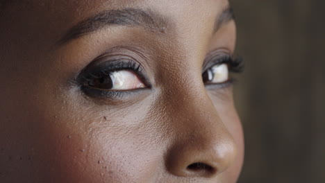 Primer-Plano-De-Los-Ojos-De-Una-Mujer-Afroamericana-Mirando-A-La-Cámara-Usando-Rímel-De-Maquillaje