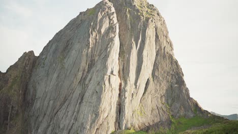 Segla-Icónica-En-La-Cima-De-Una-Montaña-Con-Un-Acantilado-Escarpado-En-Senja,-Noruega