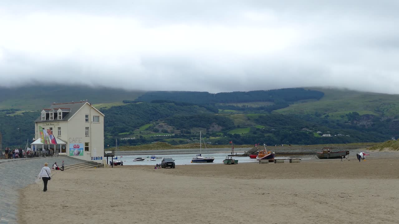 barmouth, gwynedd, 웨일즈 영국 해변의 유물 보트