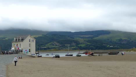 barcos reliquia en la playa de barmouth, gwynedd, gales, reino unido
