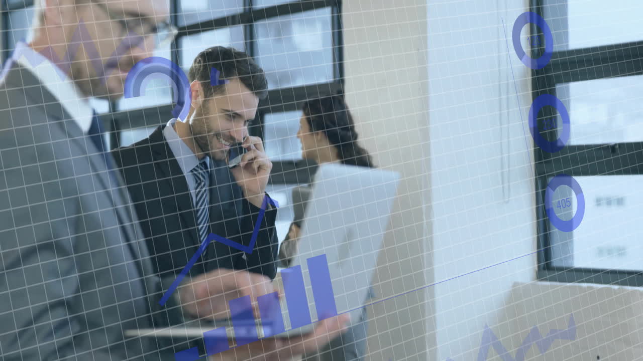 animación del procesamiento de datos sobre diversas personas de negocios en la oficina