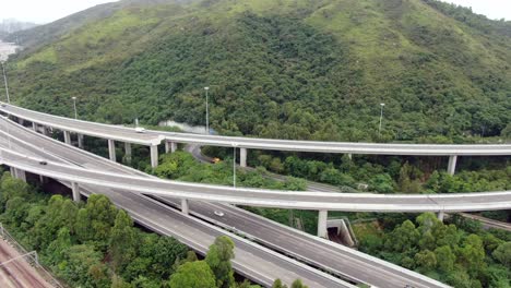 Tráfico-En-Un-Intercambio-De-Carreteras-Rurales-En-Hong-Kong,-Vista-Aérea