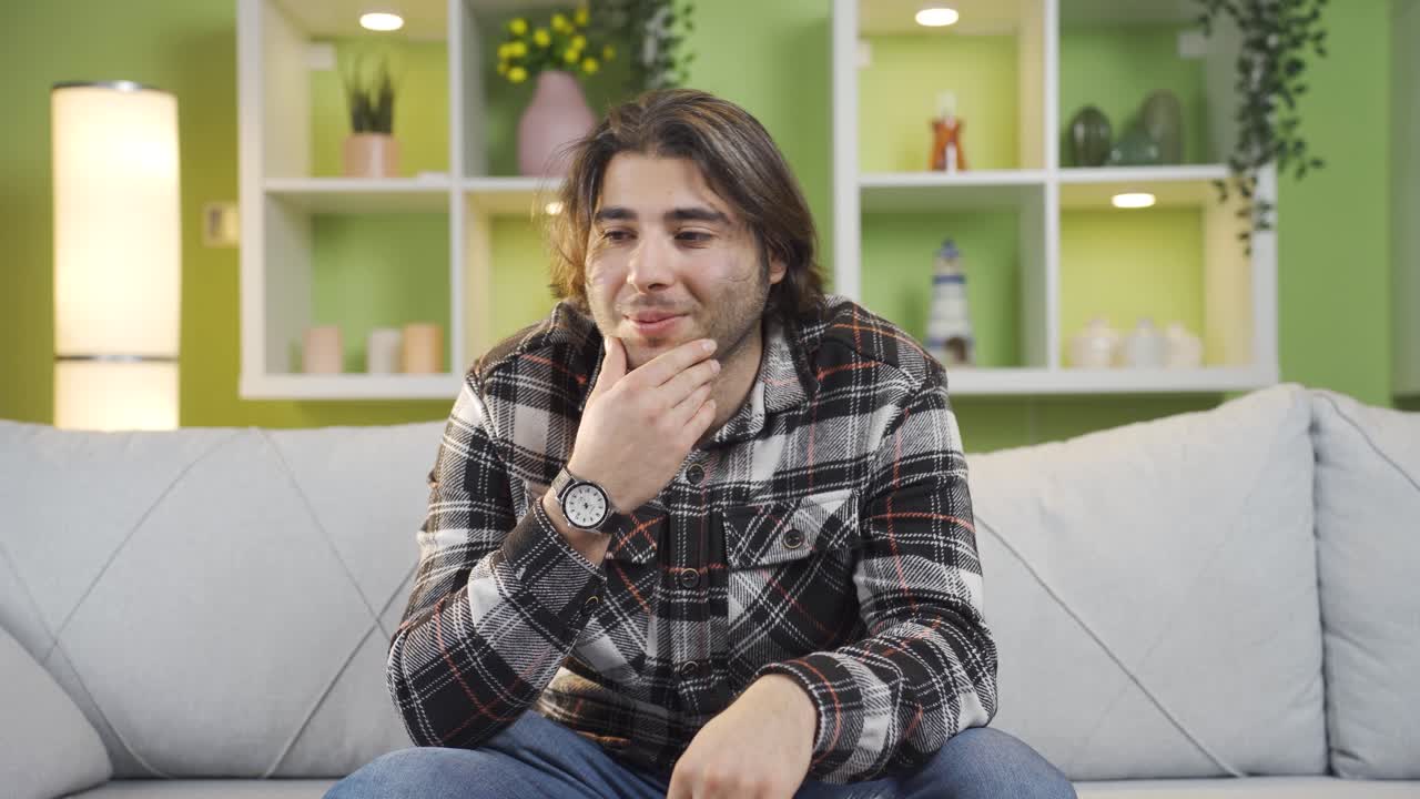 el joven con sueños se vuelve emocional y triste.