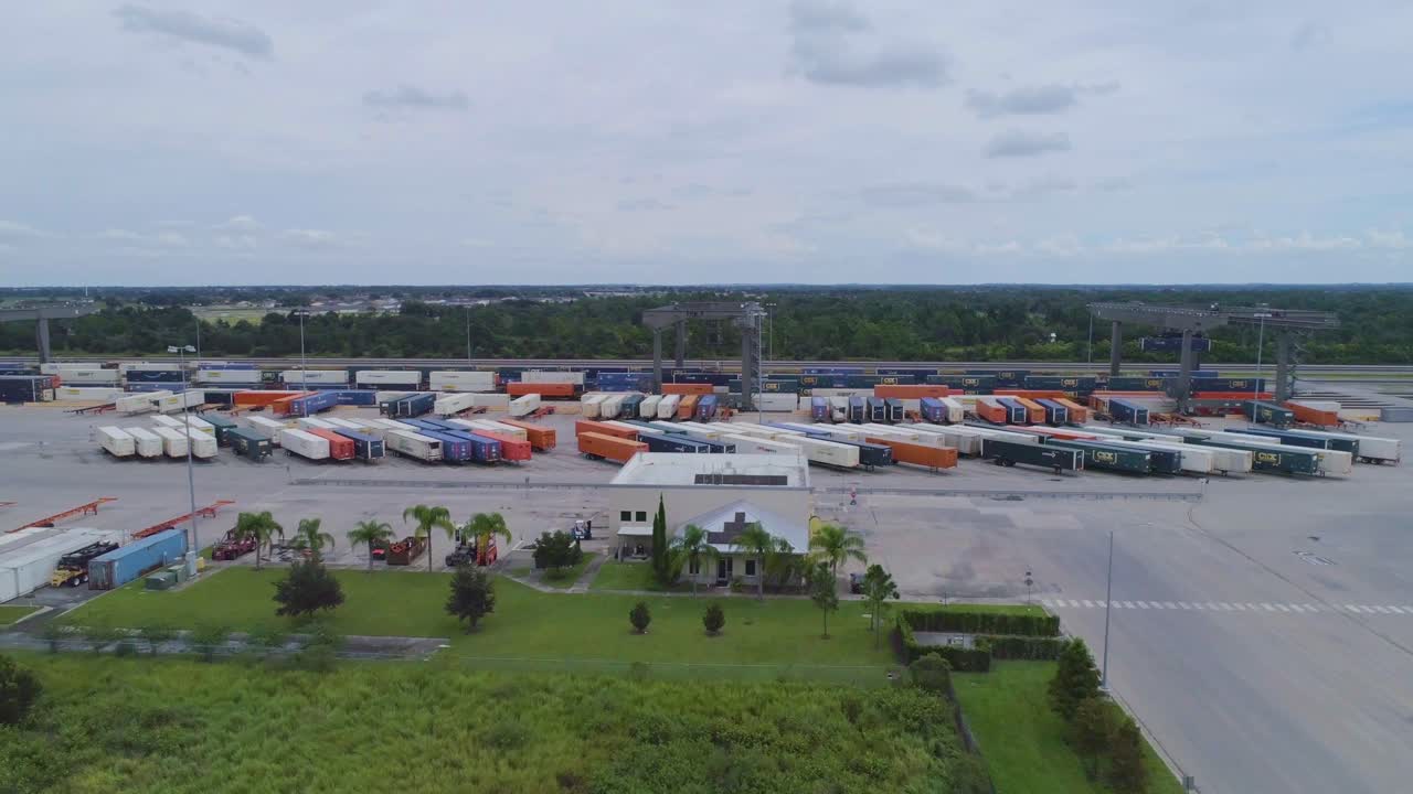 video de drones de 4k de trenes y camiones en el patio de trenes intermodales csx en winter haven, florida