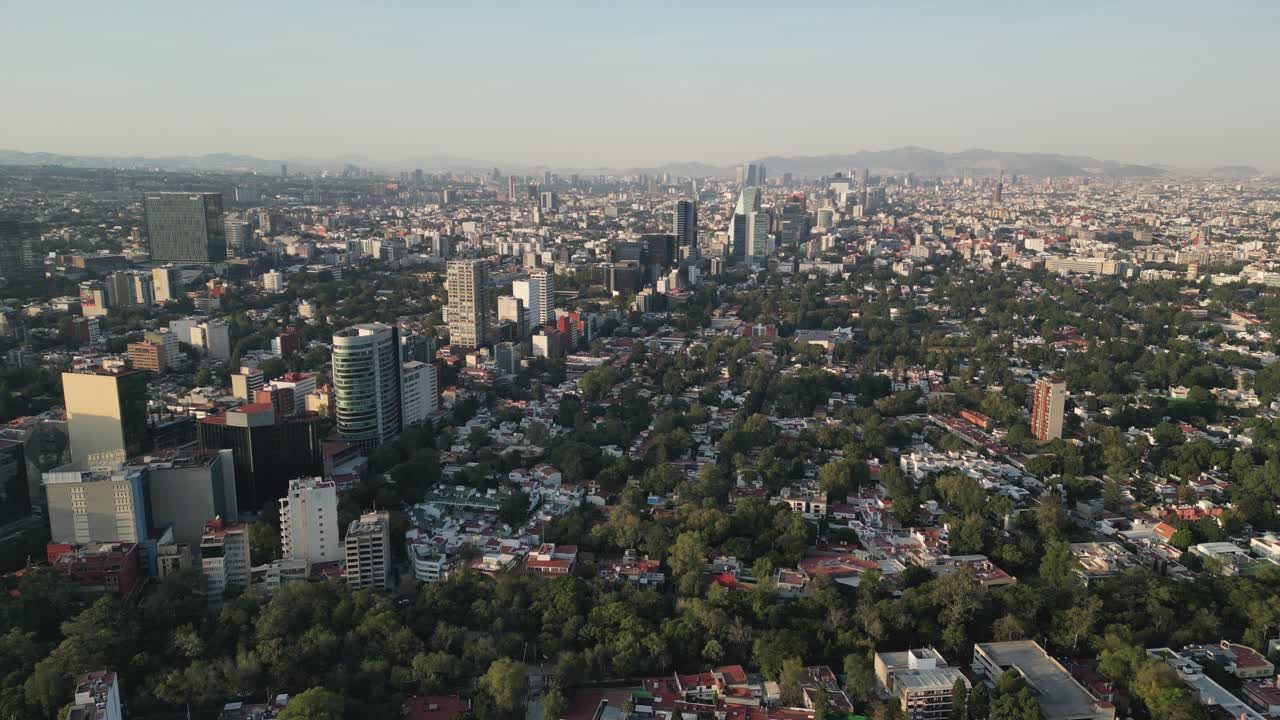 Mexico City'nin güneyindeki Insurgentes Bulvarı'nın havadan görünümü, drone manzarası