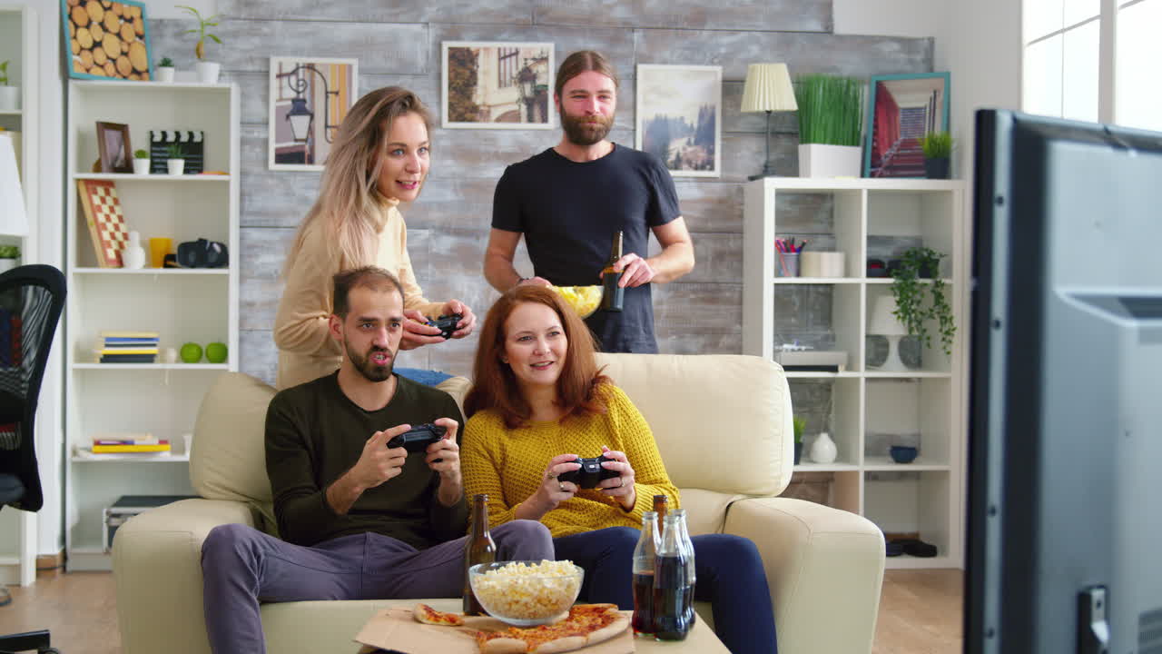 dos chicas riendo mientras juegan videojuegos