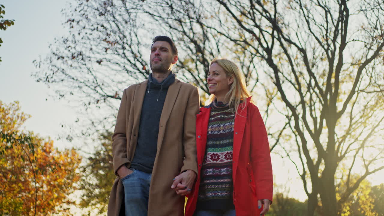 가을 공원에서 산책 하는 부부