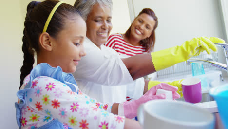 la abuela y la nieta lavando los platos 4k