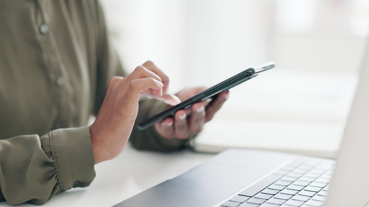 manos, persona y mujer con un teléfono inteligente