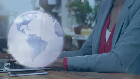 animação do globo com conexões sobre mulher biracial usando laptop