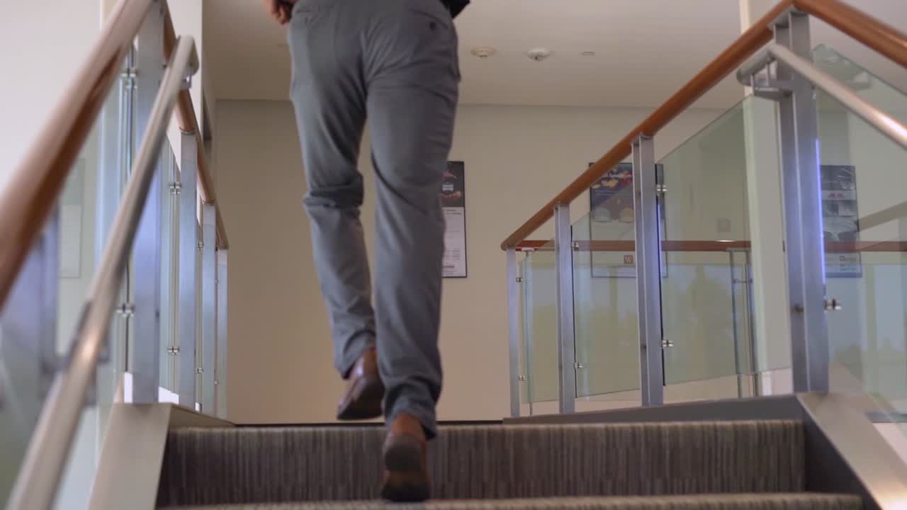 hombre de negocios corriendo arriba en la oficina