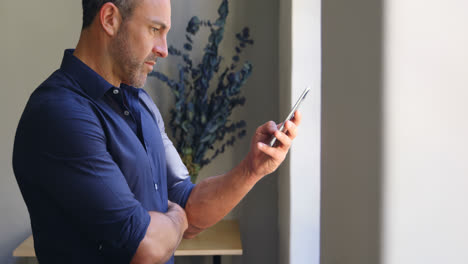 hombre de negocios usando teléfono móvil en la oficina 4k