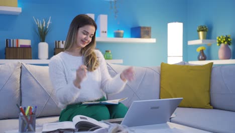 Una-Joven-Estudiante-Exitosa-Que-Estudia-En-Casa-Por-La-Noche.