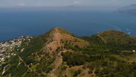 Toma-De-Seguimiento-Aéreo-Lento-De-4k-Tomada-Desde-La-Cima-Del-Monte-Solaro,-Capri