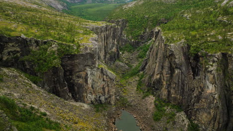 terreno accidentado cubierto de musgo y hierba en el cañón de hellmo, tysfjord, norte de noruega