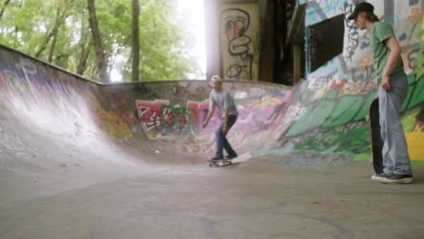 Kaukasische-Jungen,-Die-Im-Park-Skateboard-Fahren.