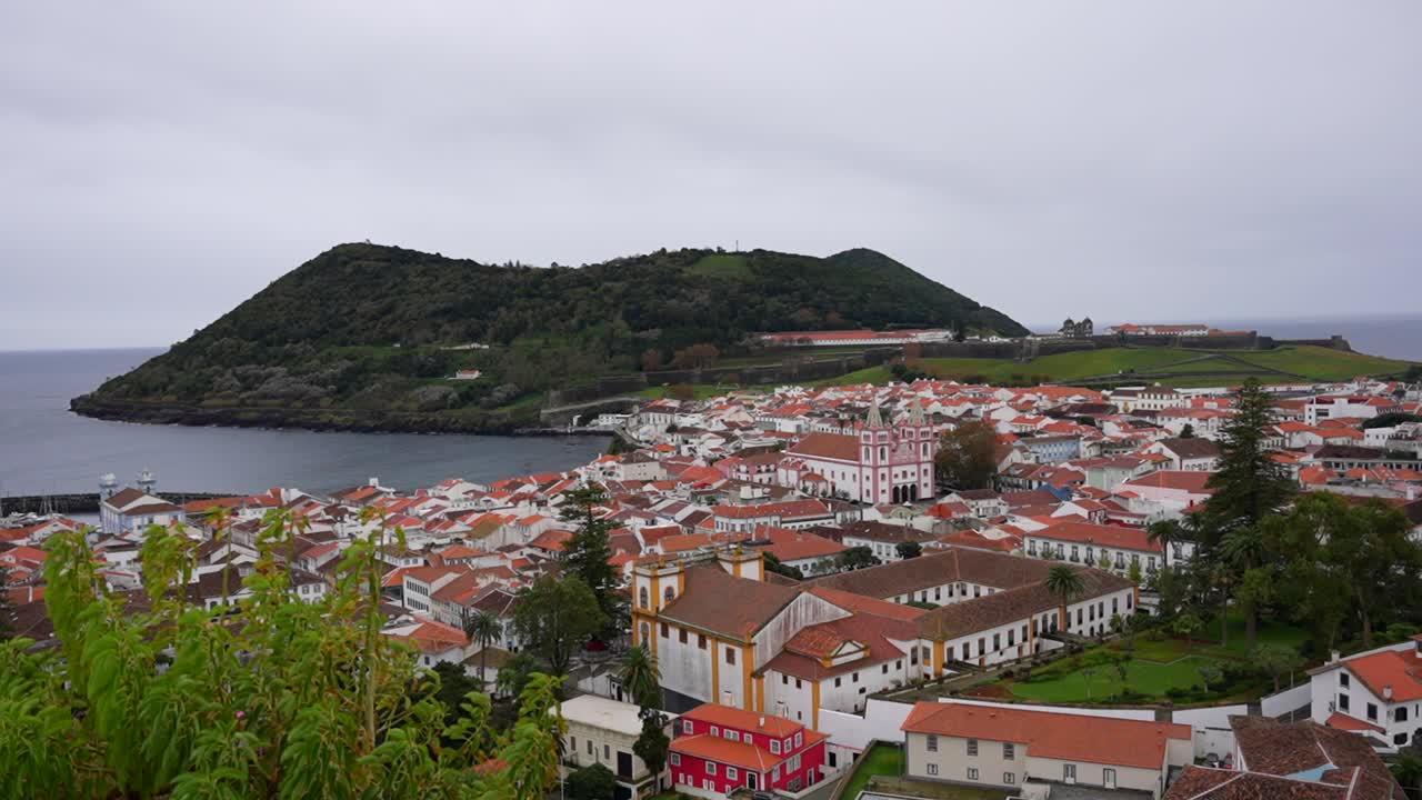 vista panorámica de la ciudad vieja y la bahía de angra en la isla azoreana de tercera