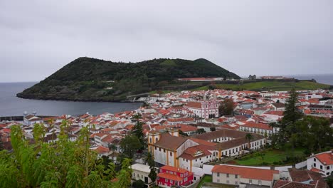 Vista-Panorámica-Del-Casco-Antiguo-Y-La-Bahía-De-Angra-En-La-Isla-Azoriana-Terceira