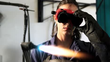 Female-welder-welding-a-metal