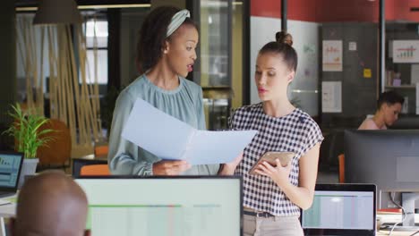 personas de negocios felices con documentos y discutiendo el trabajo en la oficina