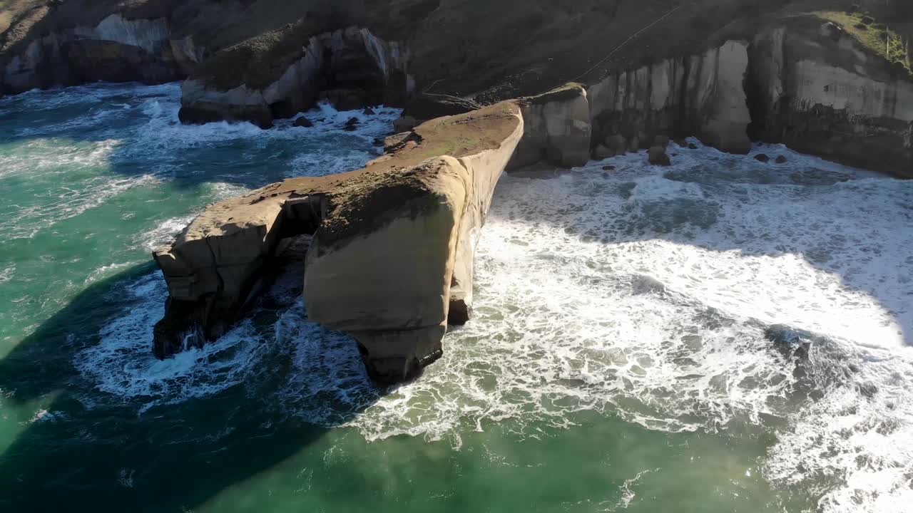 formación rocosa de túnel de playa y acantilados blancos en la costa este, nueva zelanda