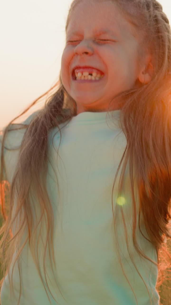 la niña abraza la lluvia con cada salto alegre. el deleite del niño crece con el corazón desbordando de la simple alegría de estar en la orilla del río bajo la lluvia de primavera.