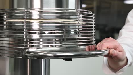 kommerzielle teigverarbeitungsmaschine in aktion