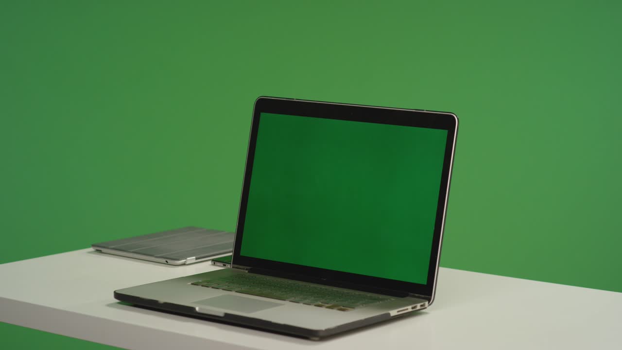 escritorio con laptop en pantalla verde