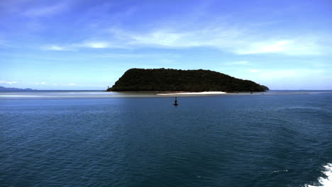 Blick-Auf-Das-Meer,-Die-Insel-Und-Den-Himmel-Vom-Meer-Aus