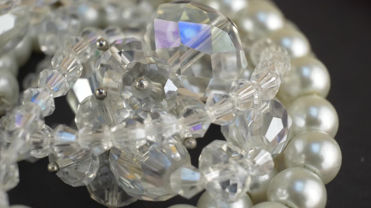 검은 바탕에 진주 목걸이