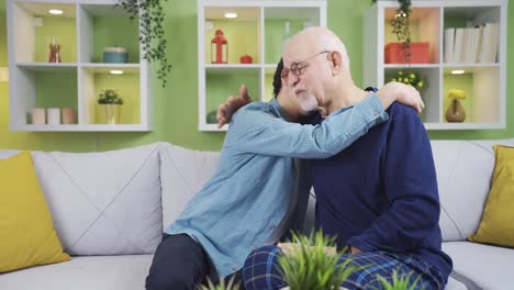 una nieta linda animando al abuelo anhelante. retrato de un nieto abuelo feliz.