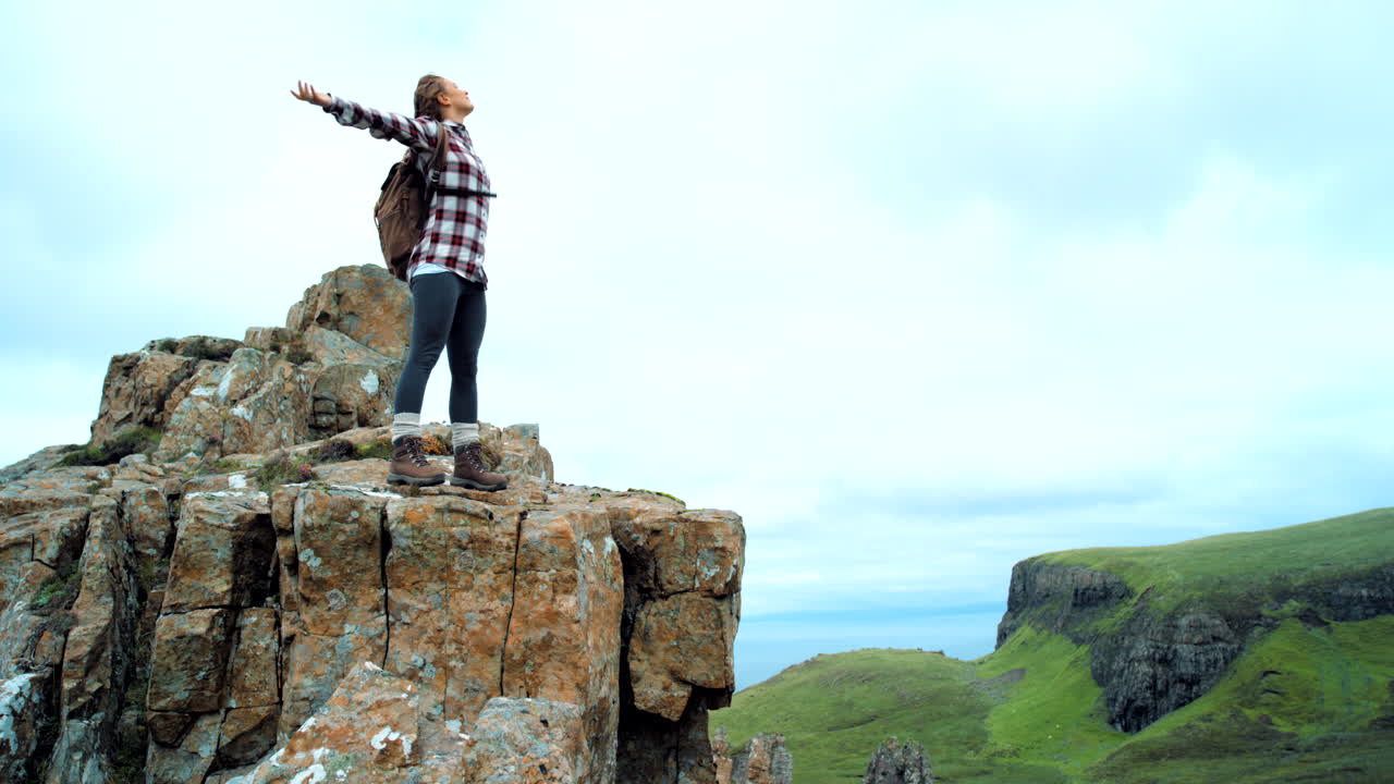 산 꼭대기에 서 있는 여자