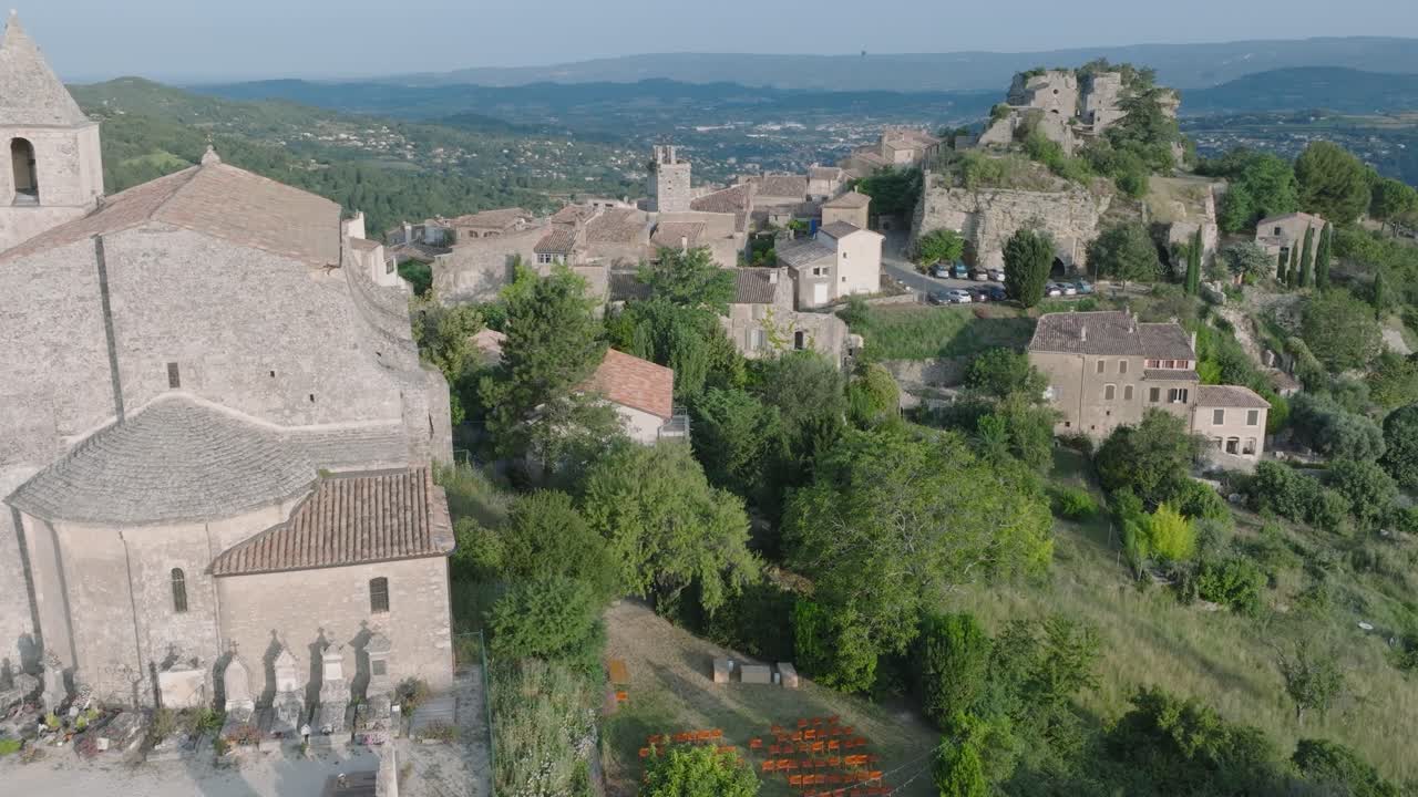 avión no tripulado luberon provenza saignon francia iglesia de la ciudad medieval al amanecer