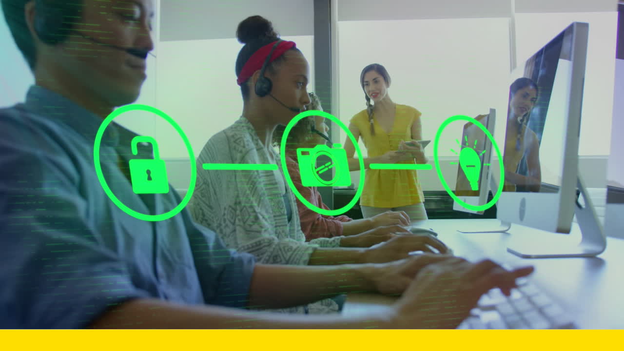 animación de tres iconos digitales sobre personas que usan computadoras y auriculares telefónicos