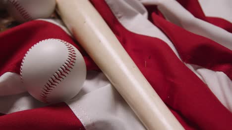 Nahaufnahme-Eines-Baseball-Stilllebens-Mit-Schläger-Und-Ball-Auf-Amerikanischer-Flagge