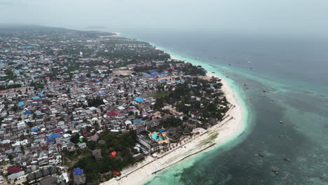 Ciudad-Turística-Frente-Al-Mar-En-La-Playa-De-Nungwi-En-La-Isla-Tropical-De-Zanzíbar-En-Tanzania